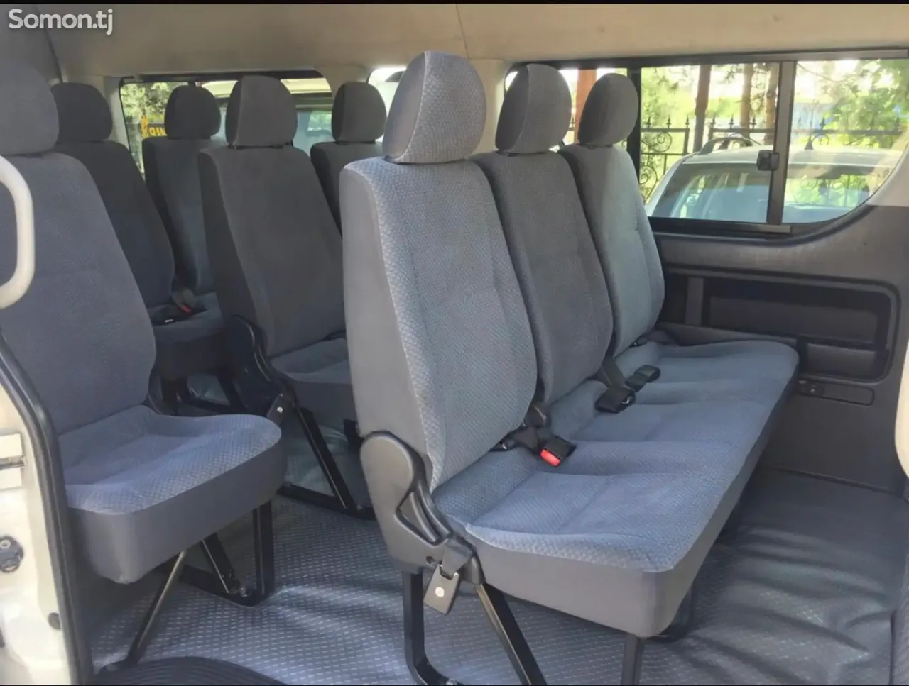 Toyota HiAce 2011 · 2.7 MT