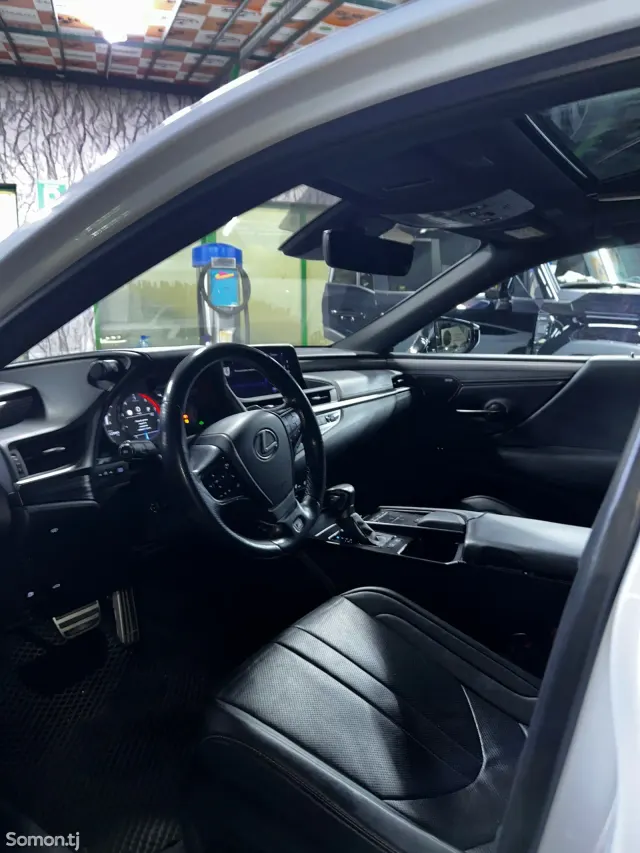 Lexus ES series 2019 · 3.0 AT