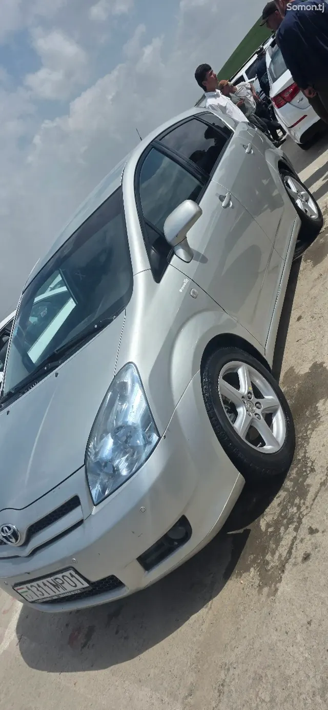 Toyota Avensis Verso 2006 · 0.8 MT