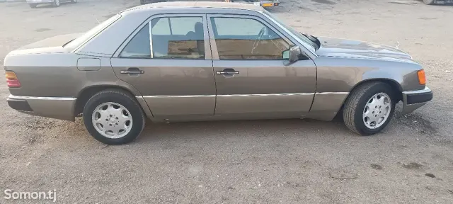 Mercedes-Benz W124 1992 · 2.5 MT