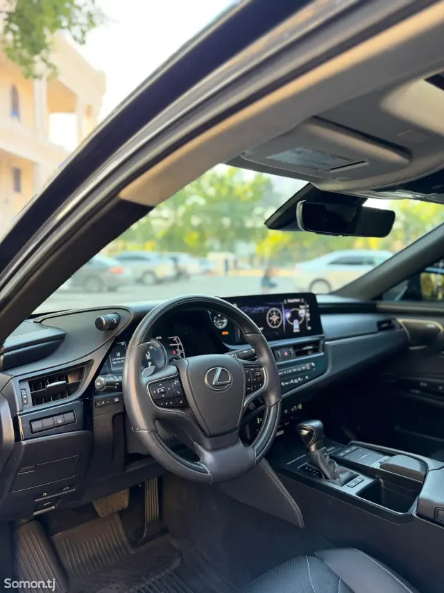 Lexus ES series 2022 · 2.5 AT