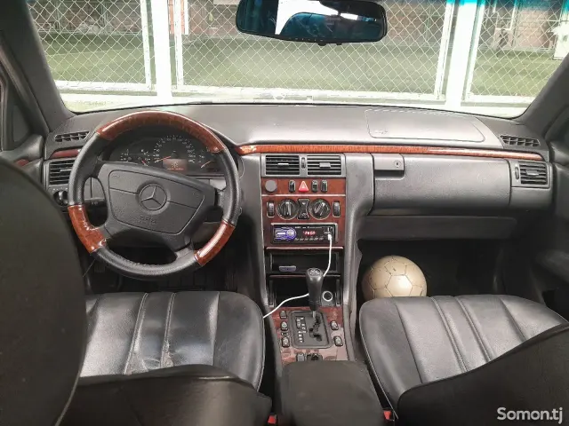Mercedes-Benz E class 1997 · 2.8 AT