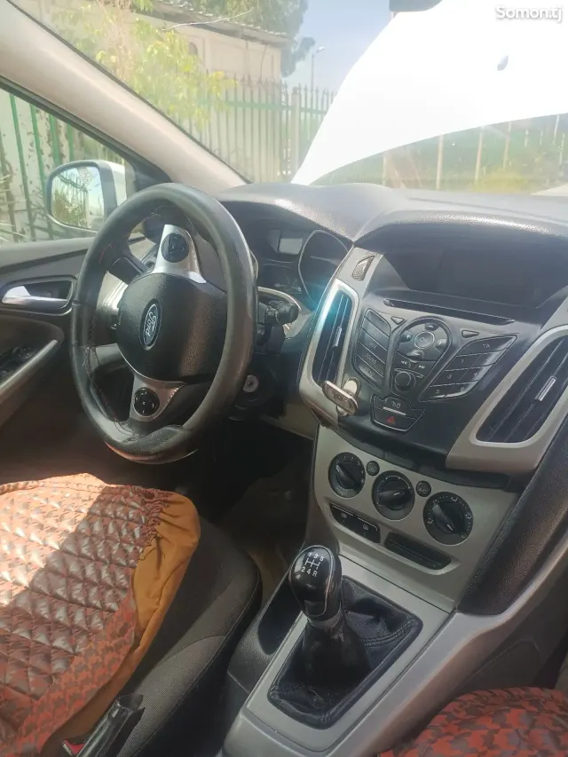 Ford Focus 2013 · 1.6 MT