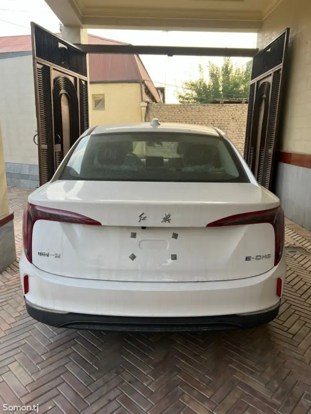 Hongqi E-QM5 2025 · AMT