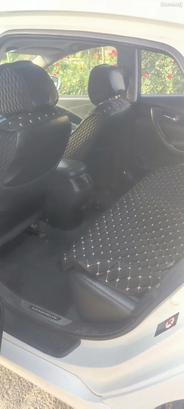 Hyundai Grandeur 2014 · 2.4 AT