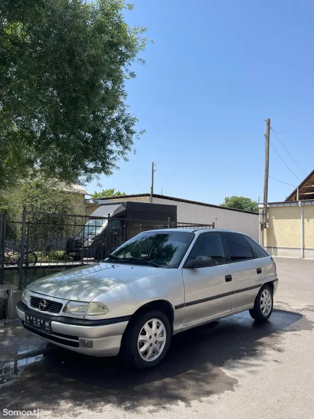 Opel Astra F 1993 · 1.4 MT