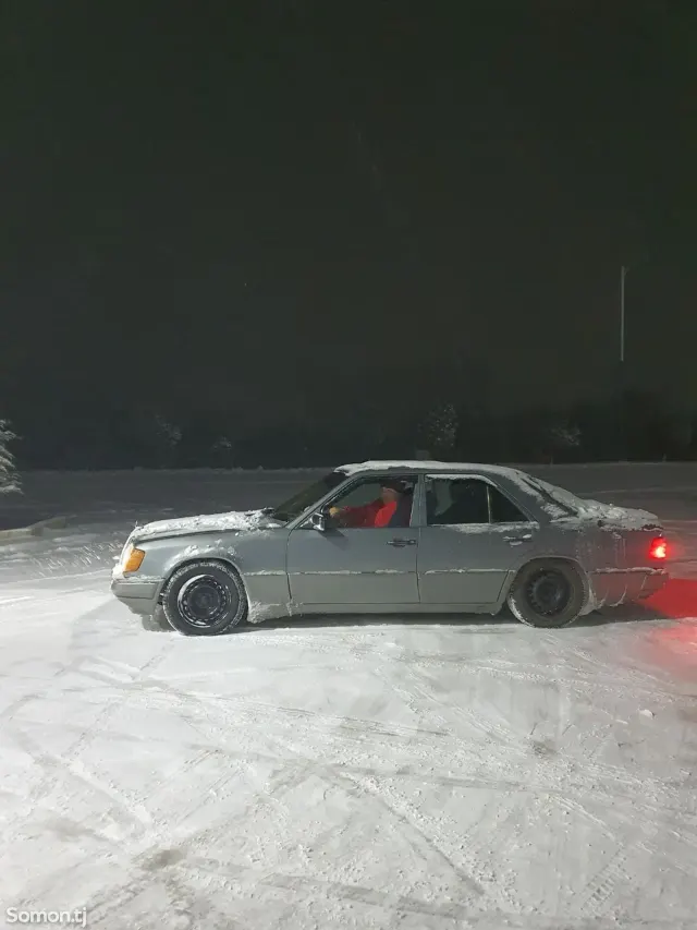 Mercedes-Benz W124 1990 · 2.5 MT
