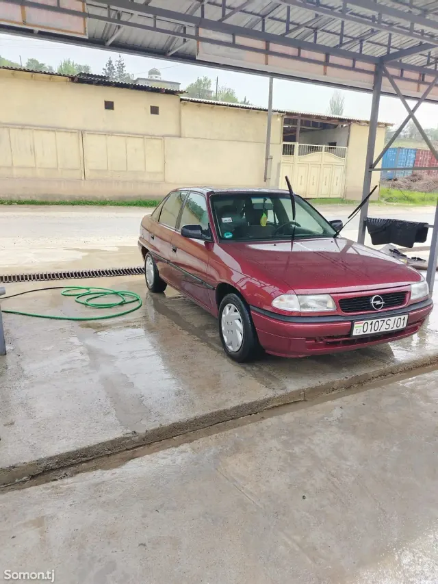 Opel Astra F 1996 · 1.6 MT