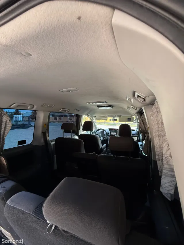 Toyota Voxy 2009 · 2.0 AT