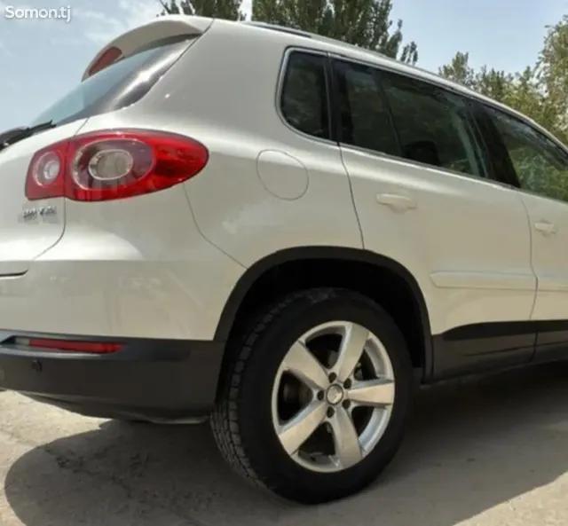 Volkswagen Tiguan 2009 · 2.0 AT