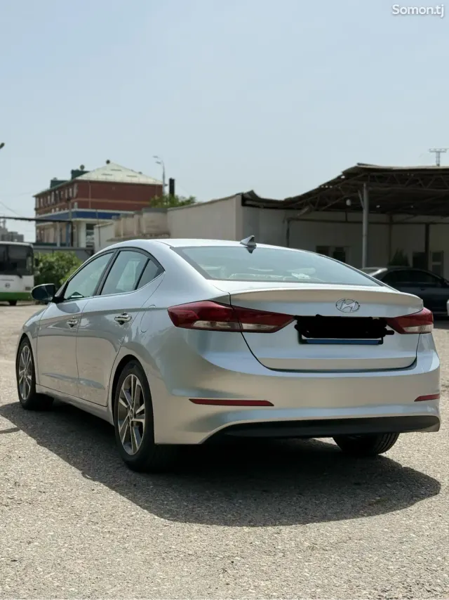 Hyundai Elantra 2017 · 2.0 AT