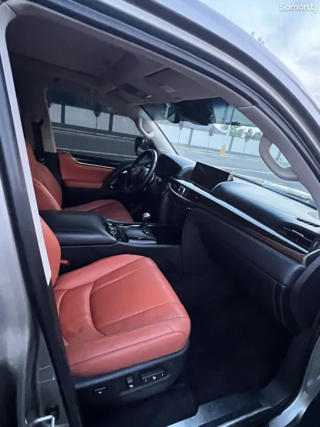 Lexus LX series 2017 · 5.7 AT