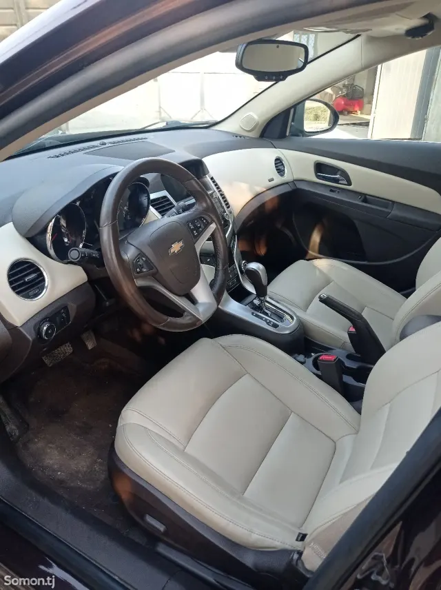 Chevrolet Cruze 2015 · 1.4 AT