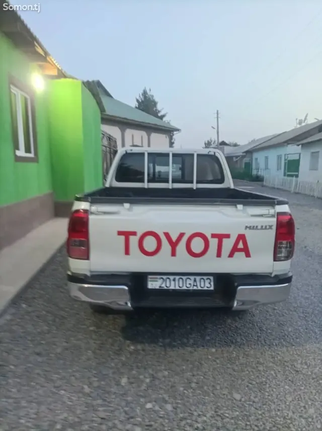 Toyota Hilux 2020 · 2.7 MT