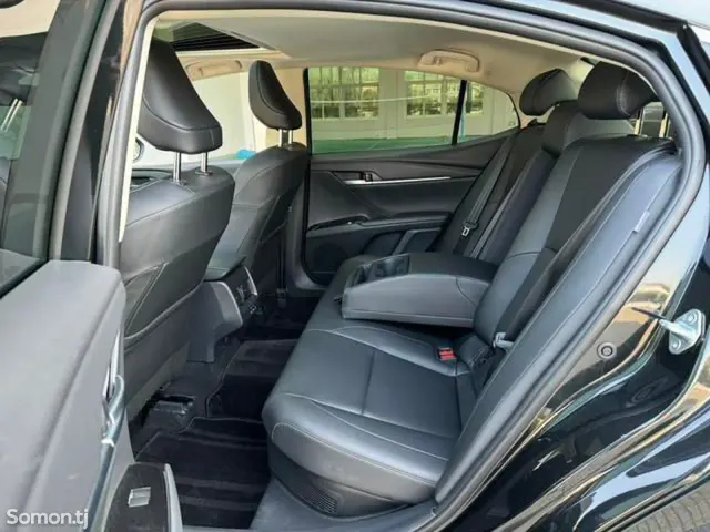 Toyota Camry 2025 · 2.0 AT