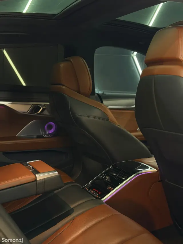 BMW M8 2023 · 4.4 AT