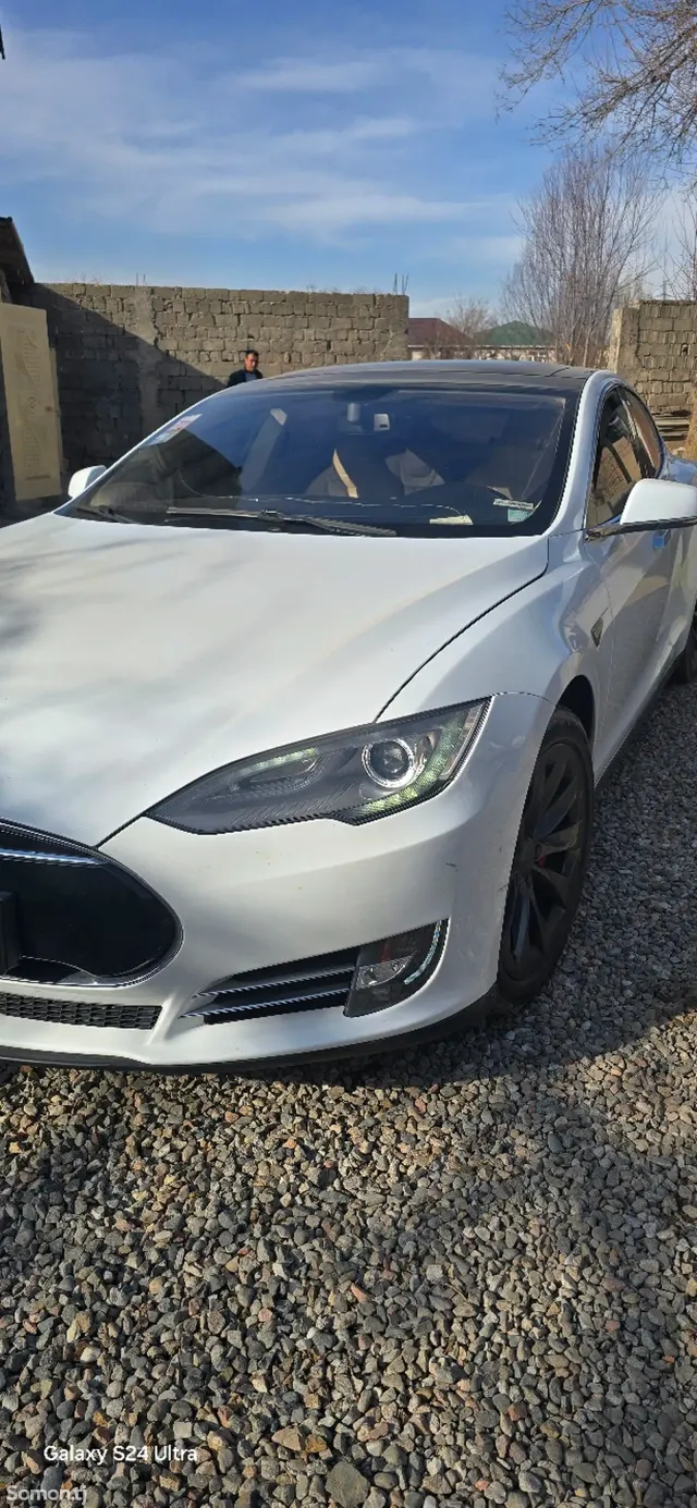 Tesla Model S 2013 · AT