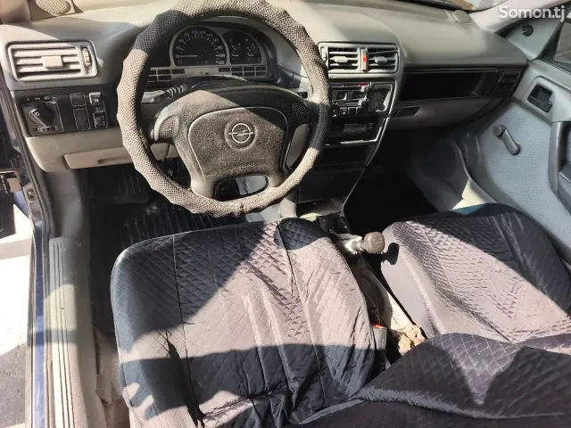 Opel Vectra A 1994 · 1.6 MT