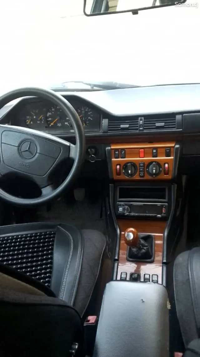 Mercedes-Benz W124 1995 · 2.0 MT