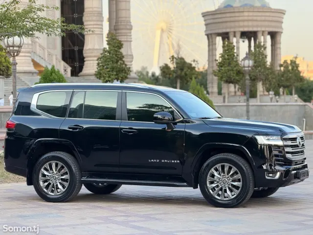 Toyota Land Cruiser 2025 · 3.5 AT