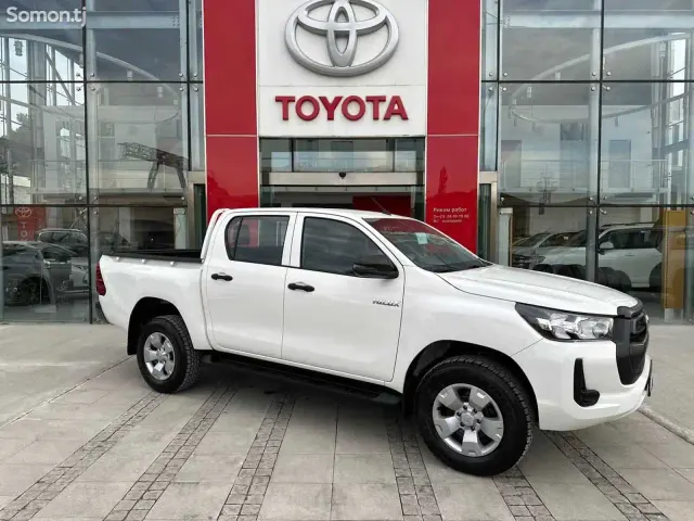 Toyota Hilux 2025 · 2.4 MT