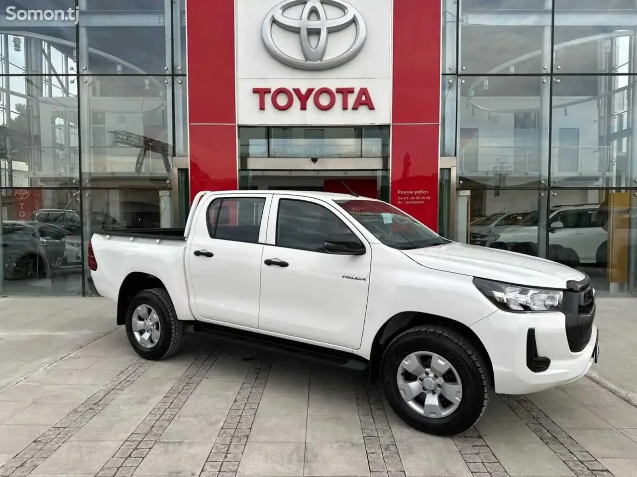 Toyota Hilux 2025 · 2.4 MT