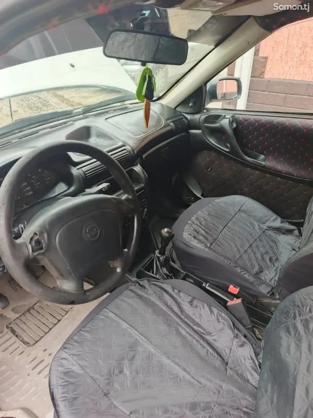 Opel Astra F 1997 · 1.6 MT