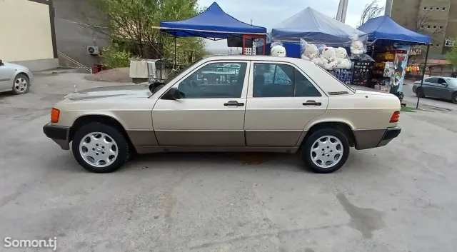 Mercedes-Benz W201 1991 · 2.0 MT