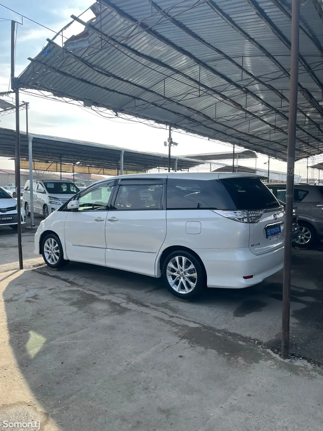 Toyota Estima 2014 · 2.4 AT