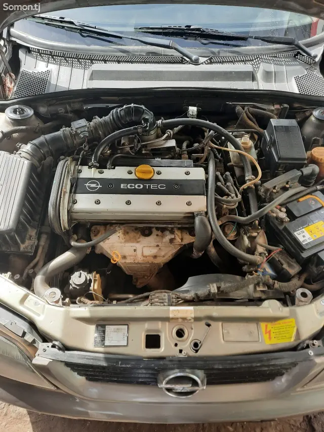 Opel Vectra B 1996 · 2.0 MT
