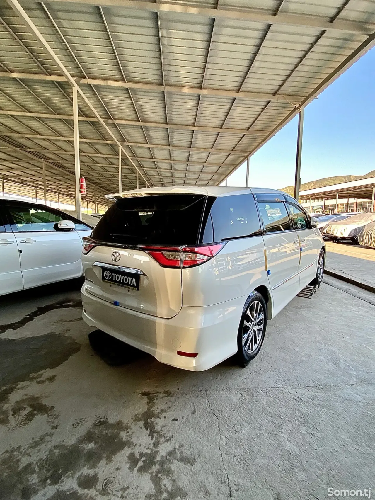 Toyota Estima 2016 · 2.4 AT