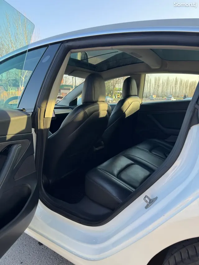Tesla Model 3 2021 · AT