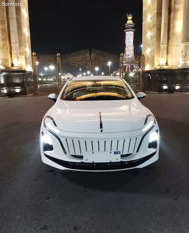 Hongqi E-QM5 2025 · AMT