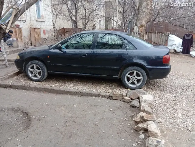 Audi A4 1995 · 1.8 MT