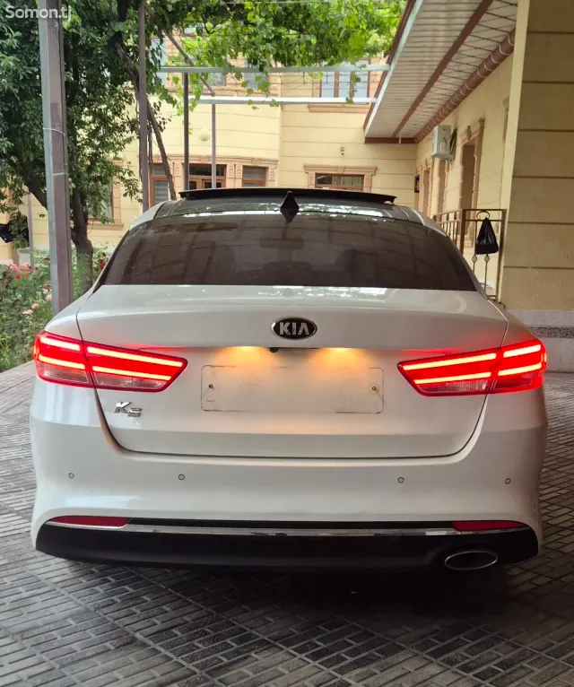 Kia K5 2017 · 2.0 AT