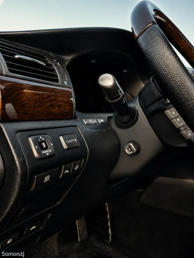 Lexus LS series 2010 · 4.6 AT