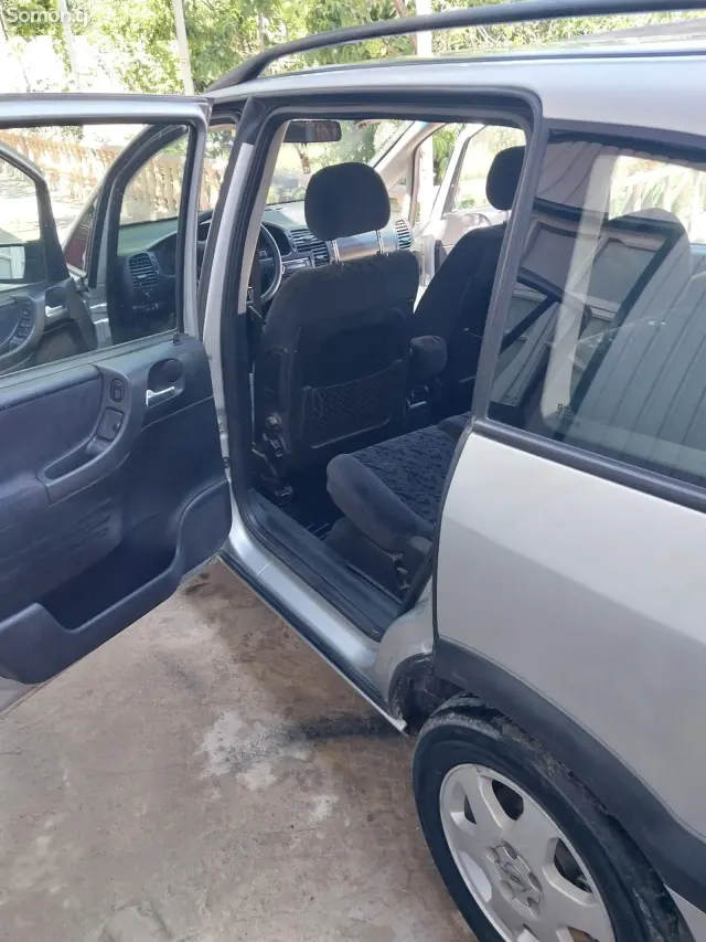 Opel Zafira 2002 · 1.8 MT