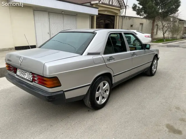 Mercedes-Benz W201 1986 · 2.5 AT