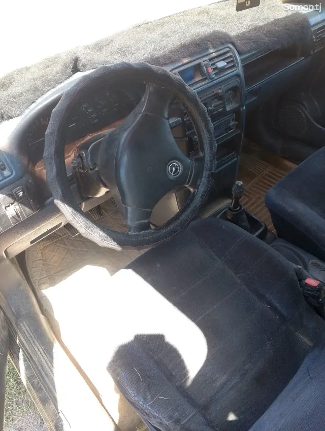 Opel Vectra A 1992 · 1.6 MT