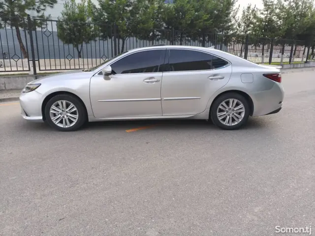 Lexus ES series 2013 · 3.5 AT
