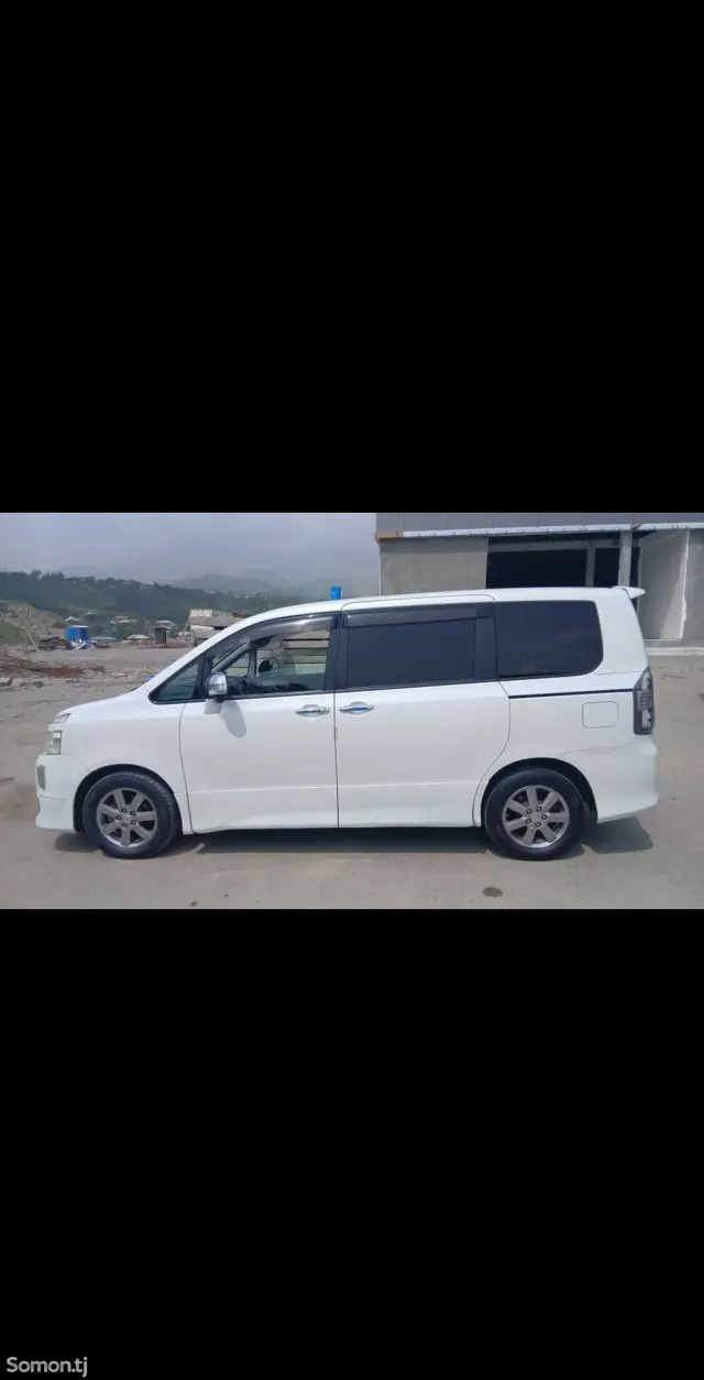 Toyota Voxy 2010 · 2.0 AT