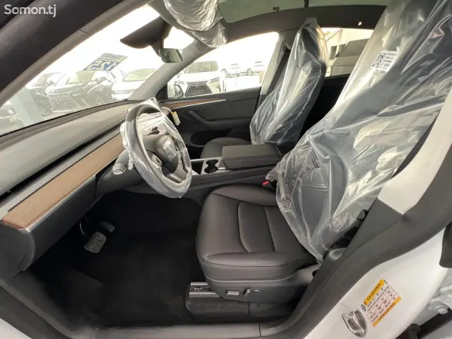 Tesla Model Y 2025 · 5.0 AT