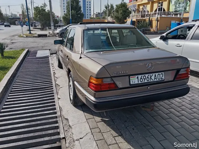 Mercedes-Benz W124 1988 · 2.5 MT