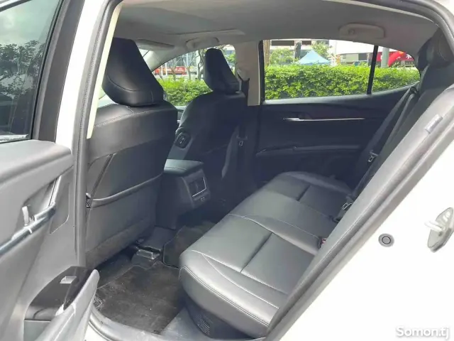Toyota Camry 2025 · 2.0 AT