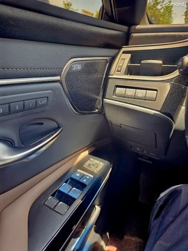 Lexus ES series 2024 · 2.5 AT