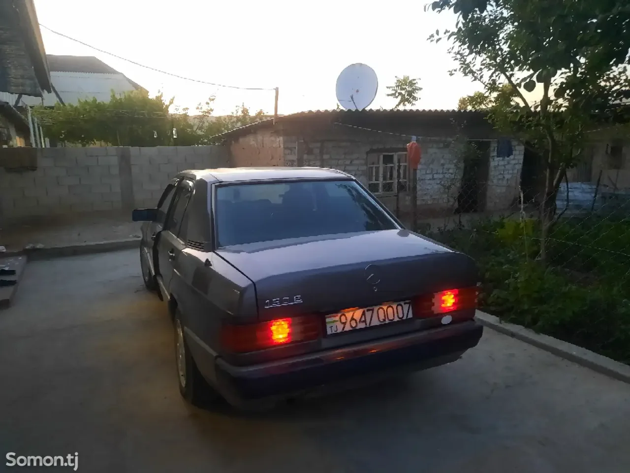 Mercedes-Benz W201 1990 · 2.0 MT