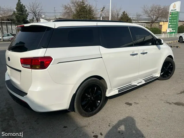Kia Carnival 2015 · 2.2 AT