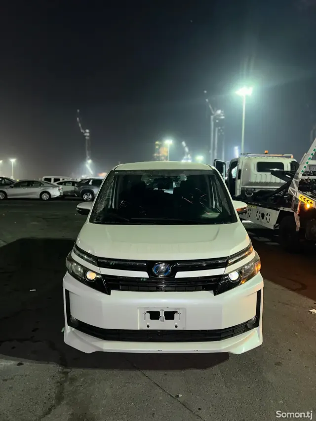 Toyota Voxy 2014 · AT