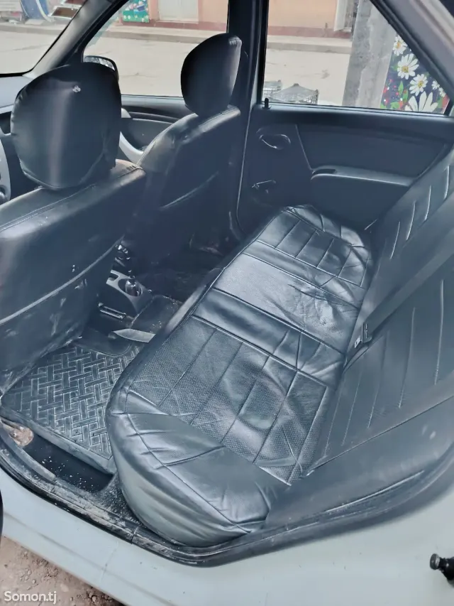 Renault Logan 2013 · 1.6 MT