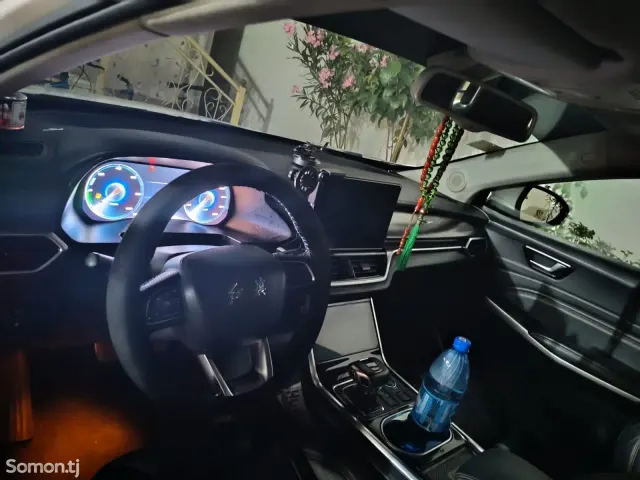 Hongqi E-HS3 2019 · AMT